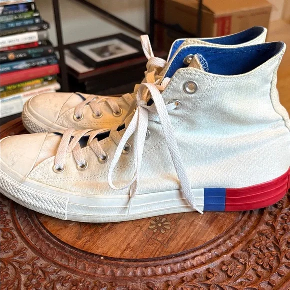 White Converse with small touches of color - Picture 2 of 4